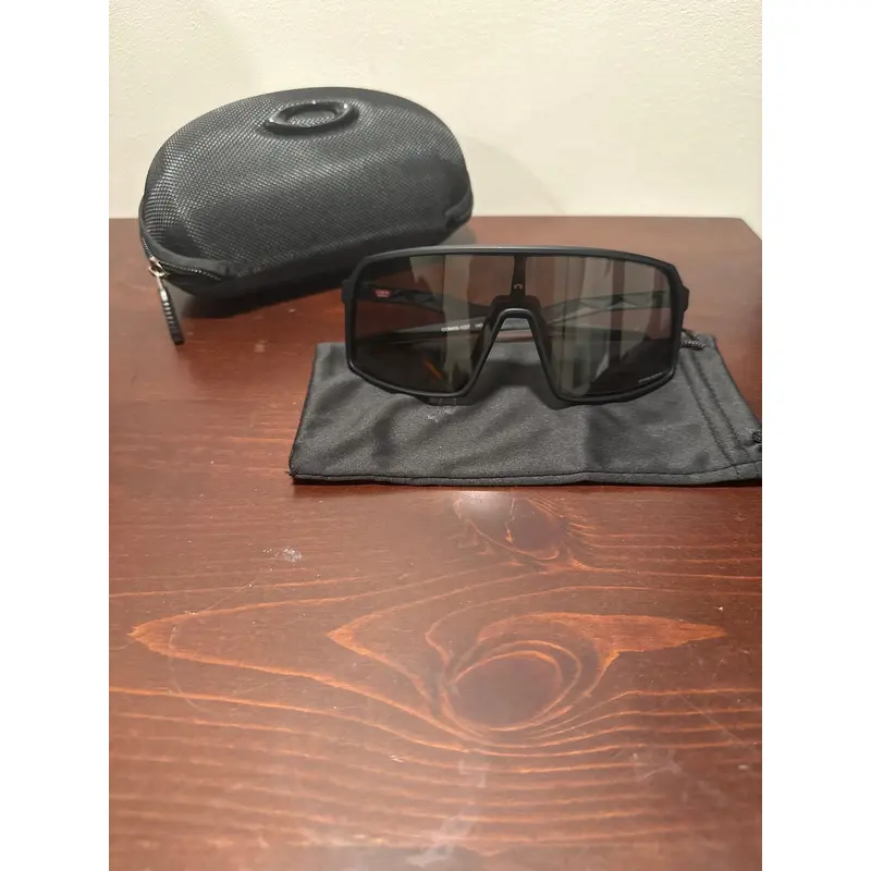 Unisex One Size Fits All Oakley Sunglasses (Used)