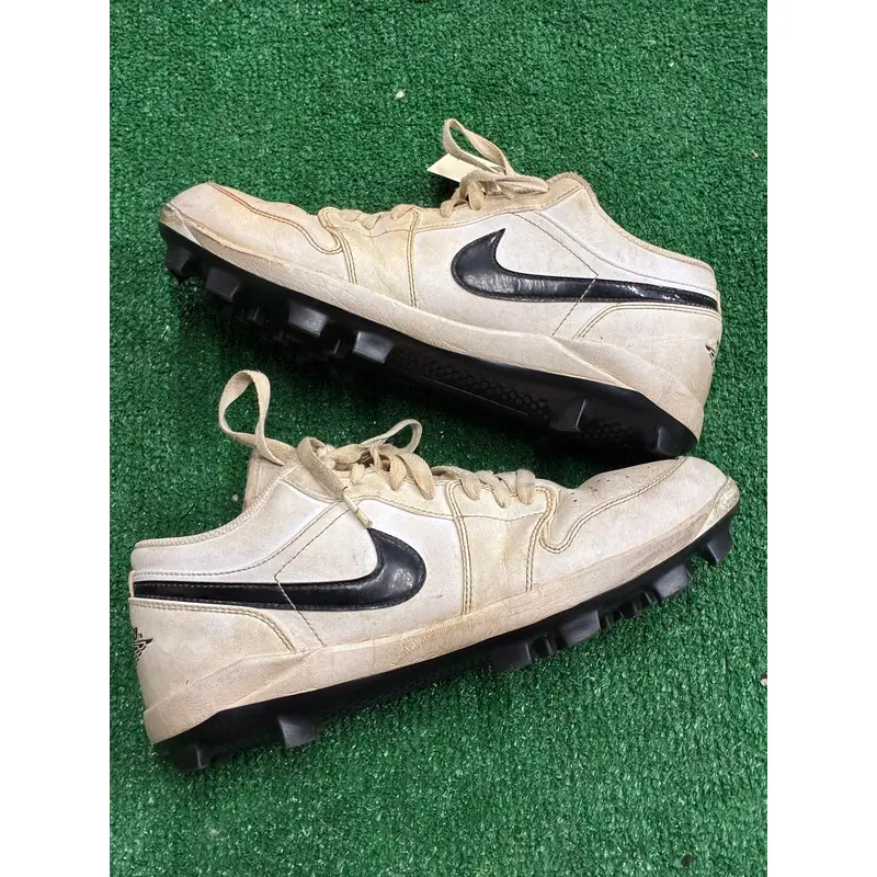 Size M 9.5 Adult Jordan Low Top Footwear Molded Cleats (Used)