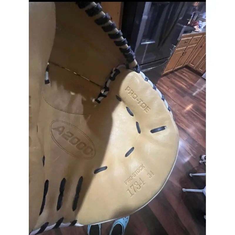 2025 Wilson RH Catcher's A2000 Baseball Glove 34" (New)