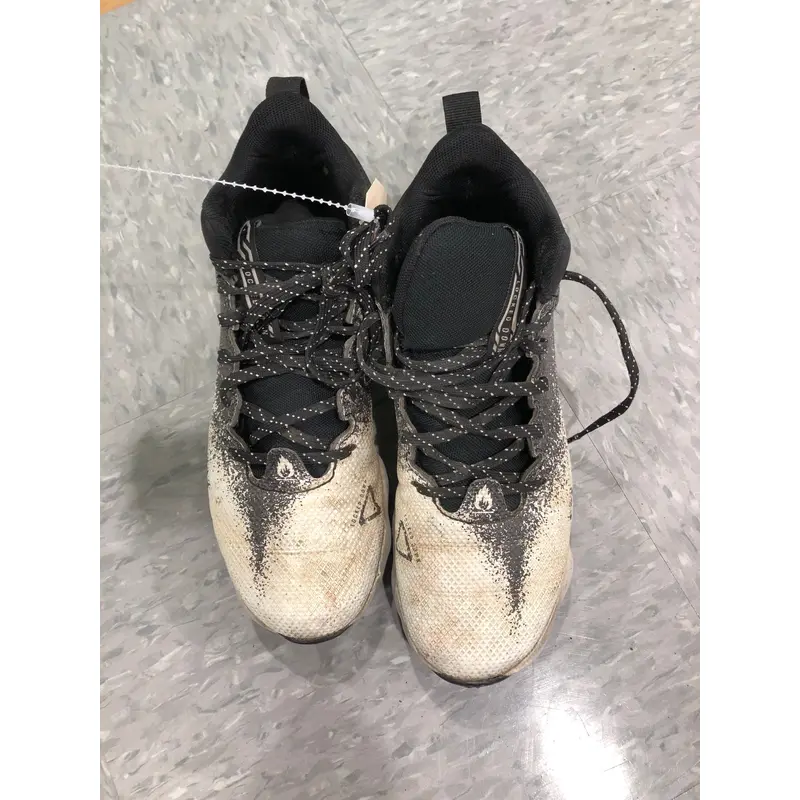 Youth Under Armour Cleats (5Y)