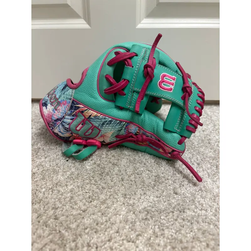 2023 Wilson Infield RH A2000 1786 Baseball Glove 11.5" (Used)