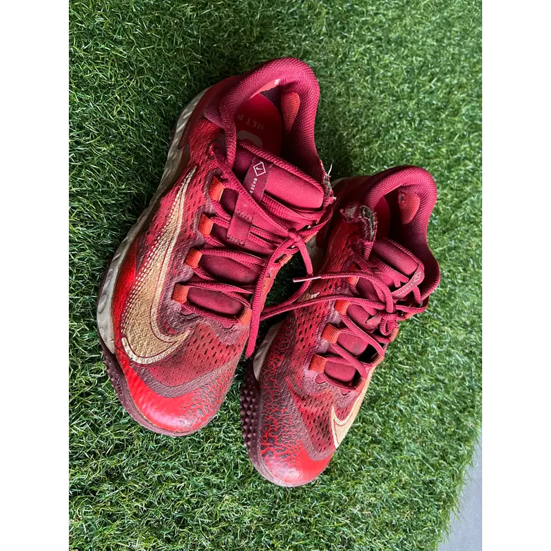 Red Size M 9.5 (W 10.5) Youth New Balance Turfs (Used)