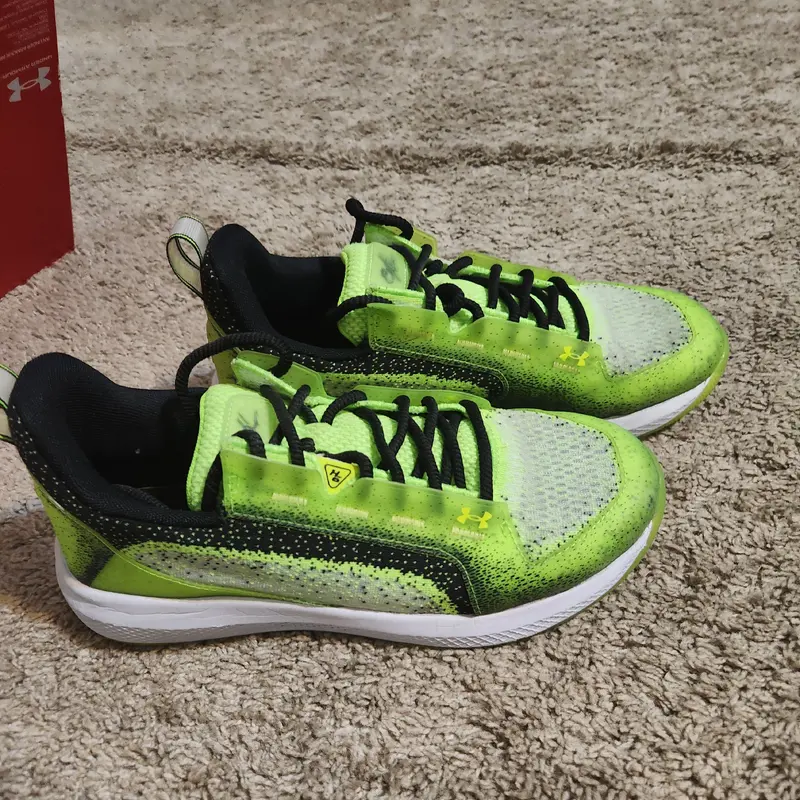Green Men's Size M 9.0 (W 10.0) Adult Under Armour Turf Shoes (Used)