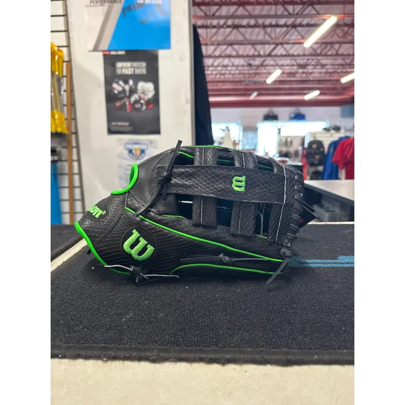 2024 Wilson Right Hand Throw Outfield A2000 Baseball Glove 13" (New)