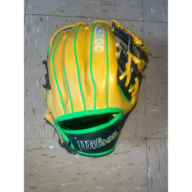2023 Wilson RH Infield A2000 1975 Baseball Glove 11.75" (Used)