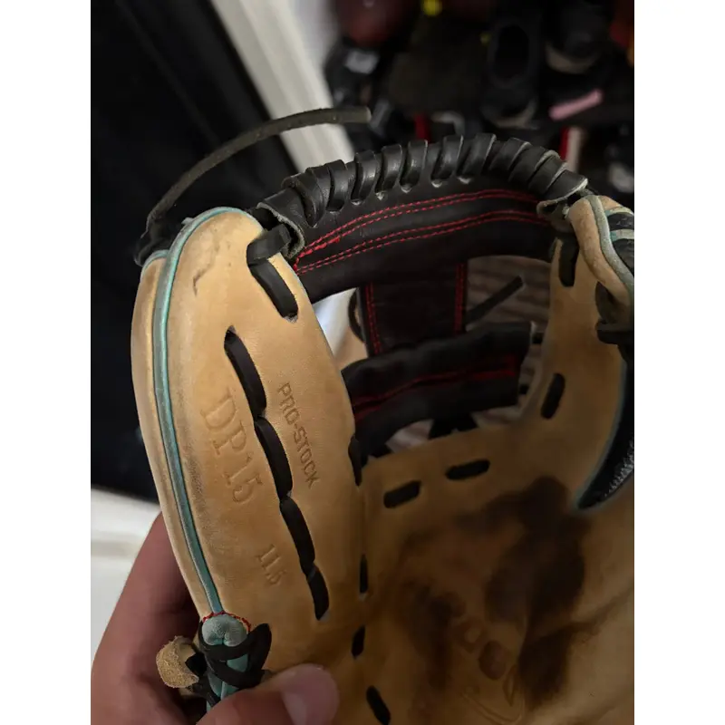 Wilson RH A2000 Baseball Glove 11.5" (Used)