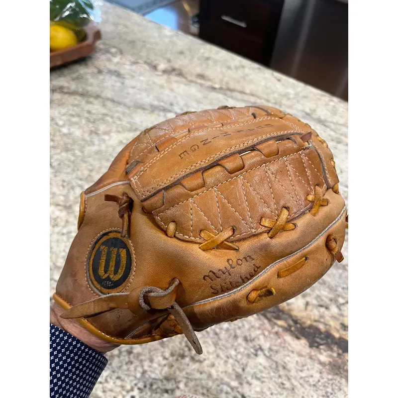 Wilson A2160 Jim Catfish Hunter vintage