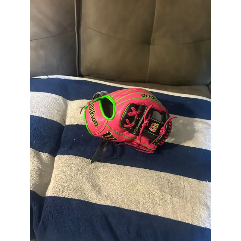 2024 Wilson Right Hand Throw Infield A2000 Baseball Glove 11.5" (Used)