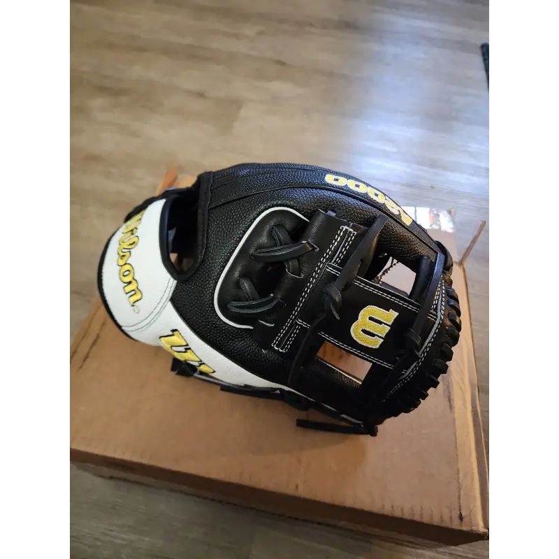 Infield Right Hand Throw Wilson A2000 Baseball Glove 11.5"