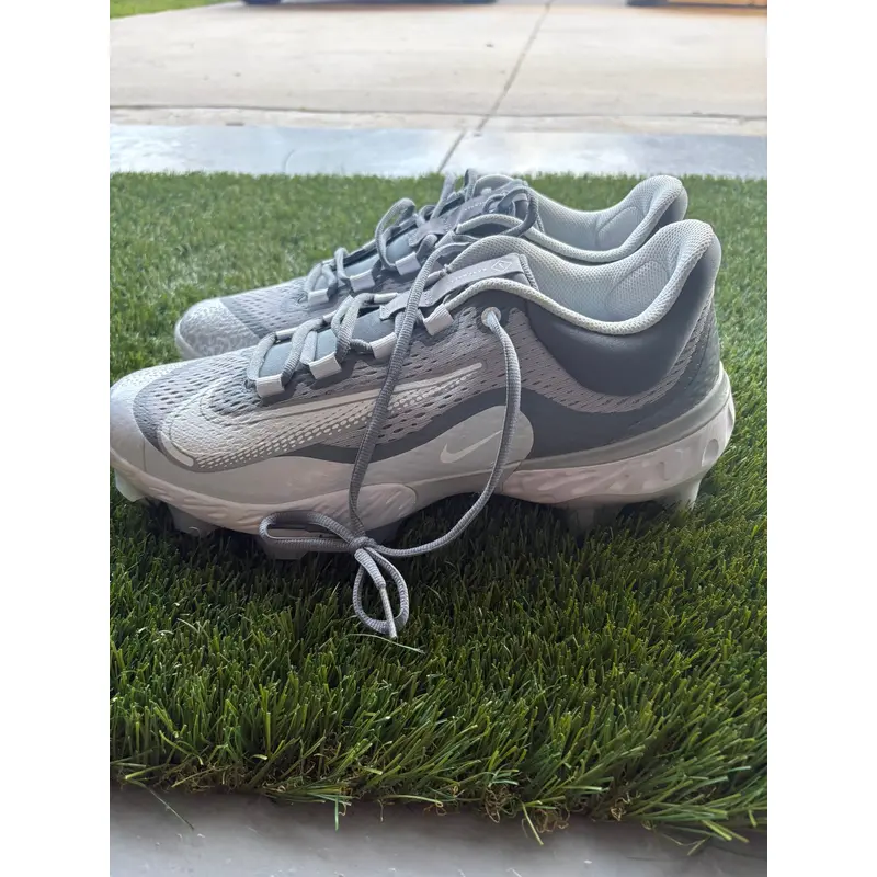 Gray Men's Adult Size M 12.0 (W 13.0) Nike Huarache Molded Cleats Cleats (New)