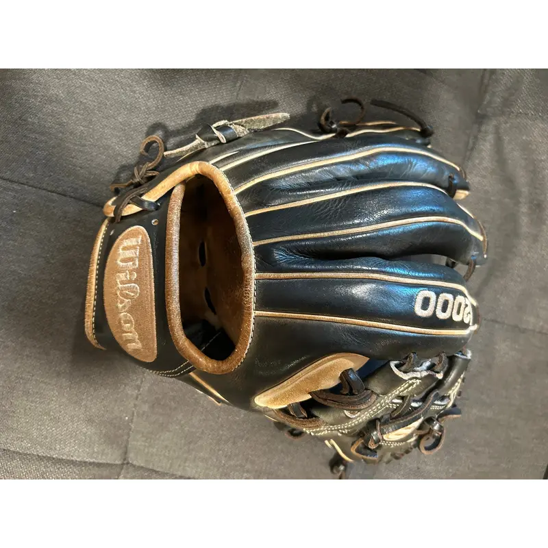 2024 Wilson Right Hand Throw Infield A2000 Baseball Glove 11.5" (Used)