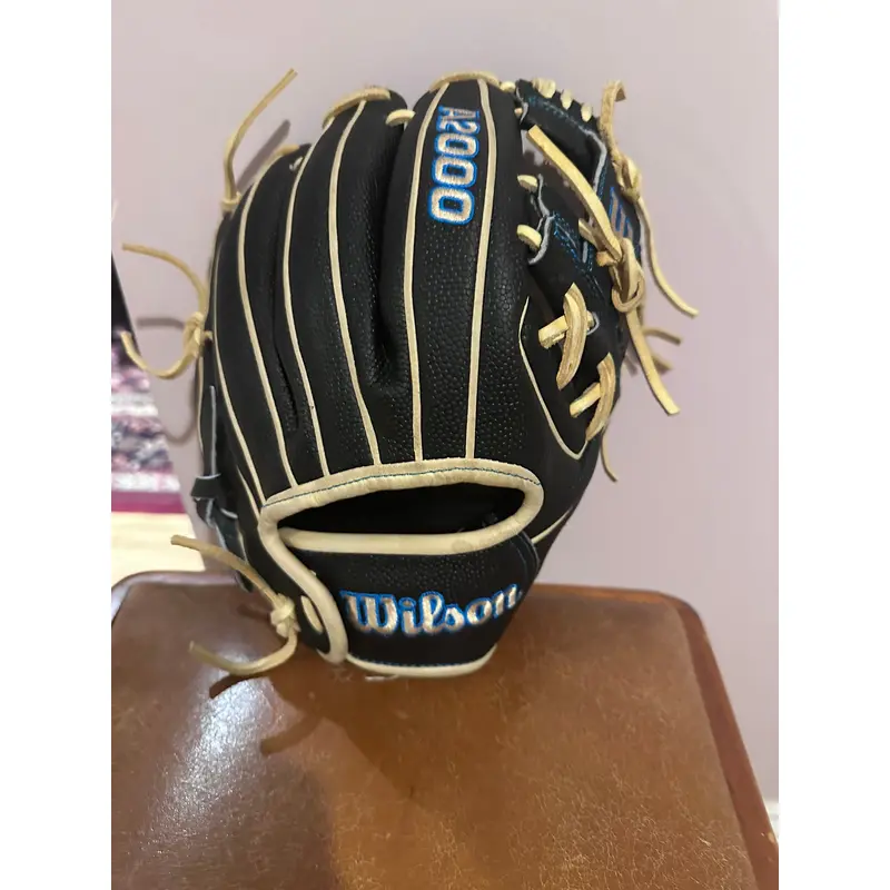 2022 Wilson Right Hand Throw Infield A2000 Baseball Glove 11.5" (Used)