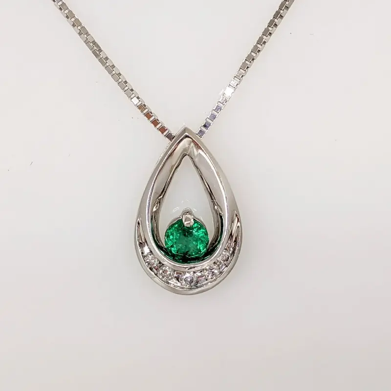 14K WHITE EMERALD ROUND 4MM WITH (5) DIAMOND ROUND OPEN ESTATE PENDANT & CHAIN 3.7 GRAMS