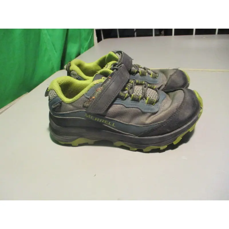 Used Merrell Size youth 13 Shoes ( Has Wear )