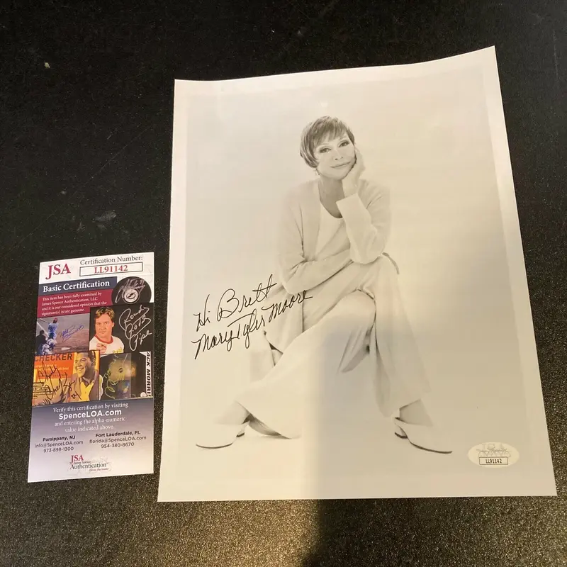 Mary Tyler Moore Signed Autographed Vintage Photo With JSA COA
