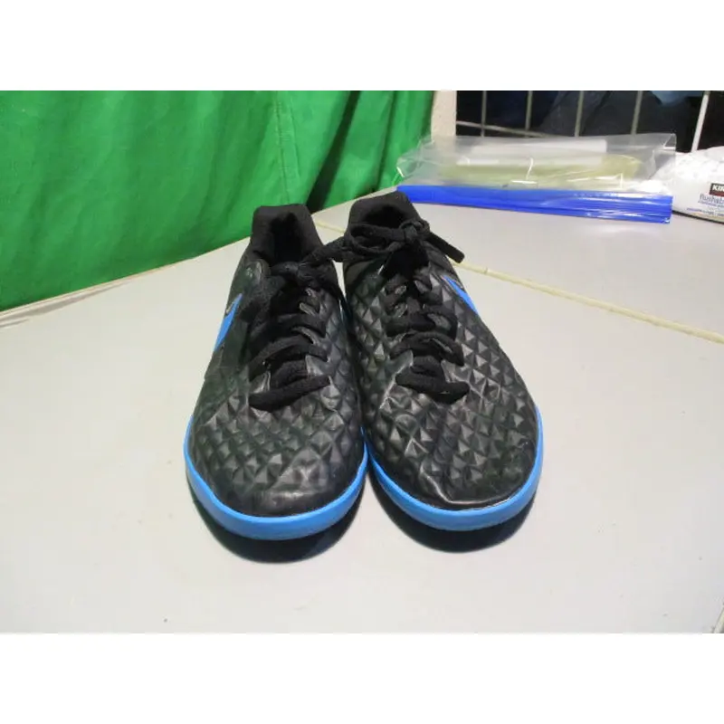 Used Nike Tiemp Size Youth 5.5 Indoor Soccer Cleats