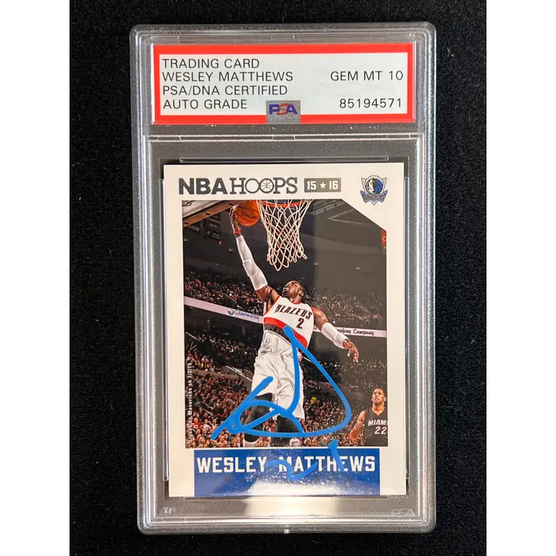 2015-16 NBA Hoops #230 Wesley Matthews Signed Card AUTO 10 PSA Slabbed Mavericks