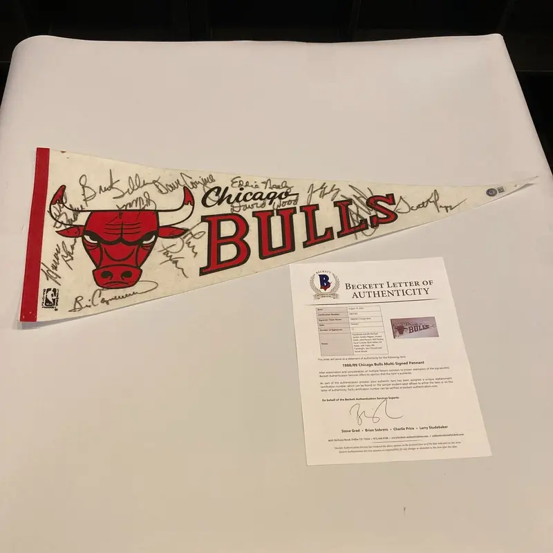 Michael Jordan 1988-89 Chicago Bulls Team Signed Pennant Beckett COA